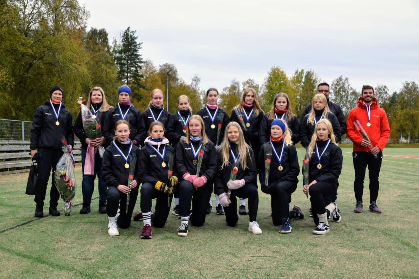 OsVa D t joukkue paattajaisissa aluesarjan D tyttojen kilpasarjan kultamitalit kaulaan | Juoksutek